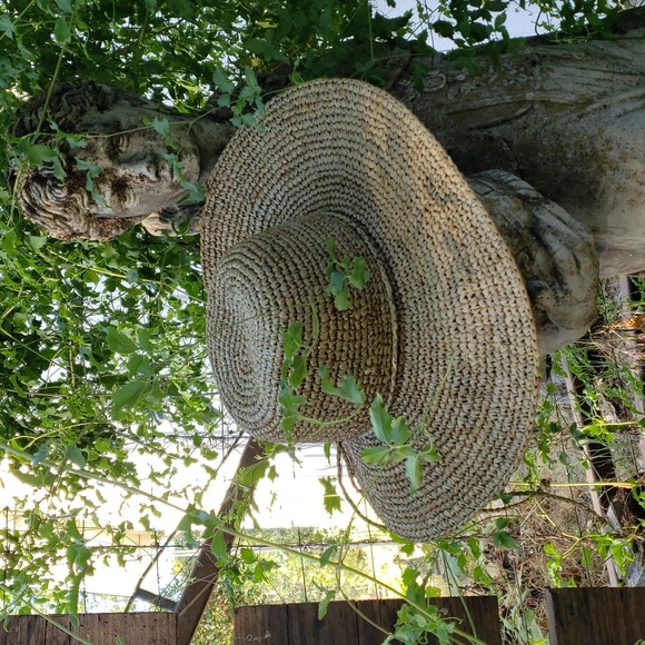PETER GRIMM wide brim straw bucket Brimmed HAT with tassels. - Picture 7 of 12